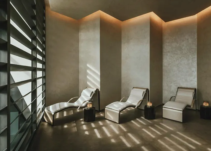 Modern 41f With Makati Skyline View Pool And High Speed Wifi In Poblacion *