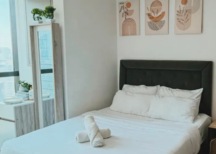 Modern 41f With Makati Skyline View Pool And High Speed Wifi In Poblacion *