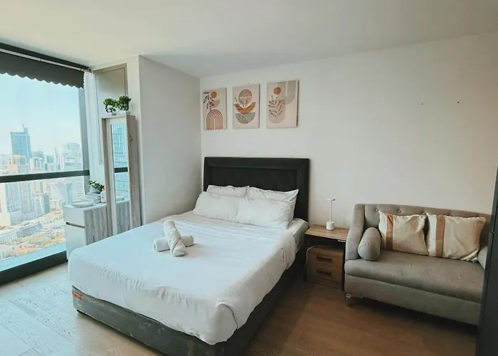 Modern 41f With Makati Skyline View Pool And High Speed Wifi In Poblacion *