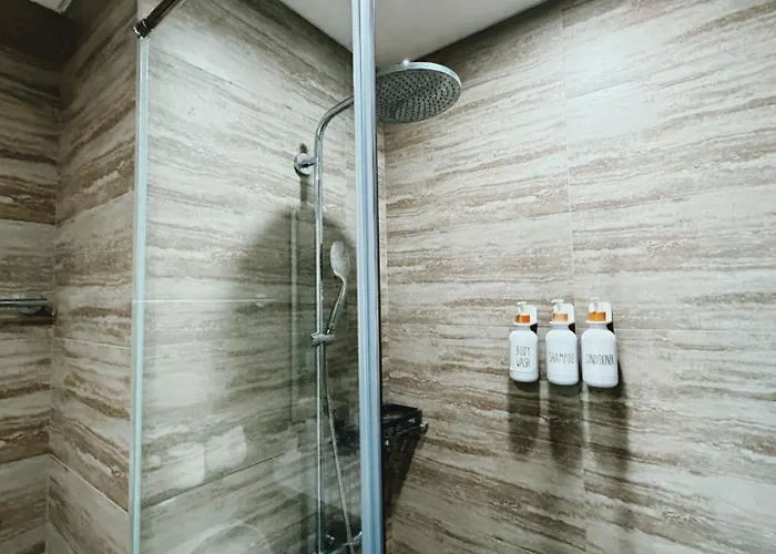 Modern 41f With Makati Skyline View Pool And High Speed Wifi In Poblacion * Manila